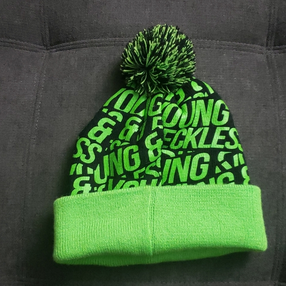 ✨HP✨ Y&R knit cap - Picture 2 of 7